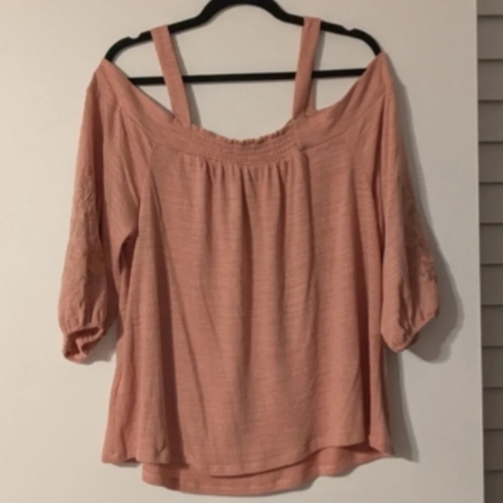 Cable & Guage Women's Dusty Rose Pink Cold Shoulder Embroidered Sleeve Top - Picture 2 of 10